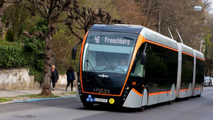 Moderner Linzer O-Bus mit der Aufschrift 46-Froschberg