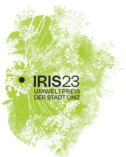 Urheberin/Grafik: Silke Müller Stilisierte Doldenblüten in hellgrün auf weißem Hintergrund und einem dunkelgrauen Punkt, der an die IRIS des Auges erinnert, darüber der Schriftzug IRIS21 in dunkelgrau