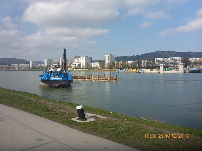 Nahe dem Linzer Ufer entstand der Spundwandkasten für den zweiten Flusspfeiler.