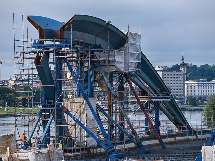 Einer der Brückenbögen mit Blickrichtung auf das Linzer Ufer.