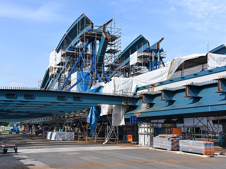 Diese Perspektive lässt die enormen Dimensionen der Neuen Donaubrücke Linz erkennen.
