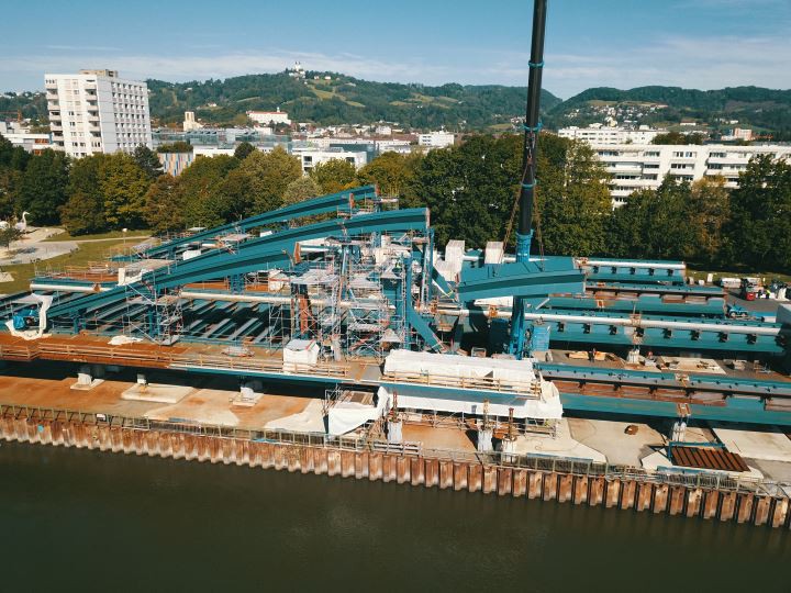 Luftaufnahme mit den Brückenbögen