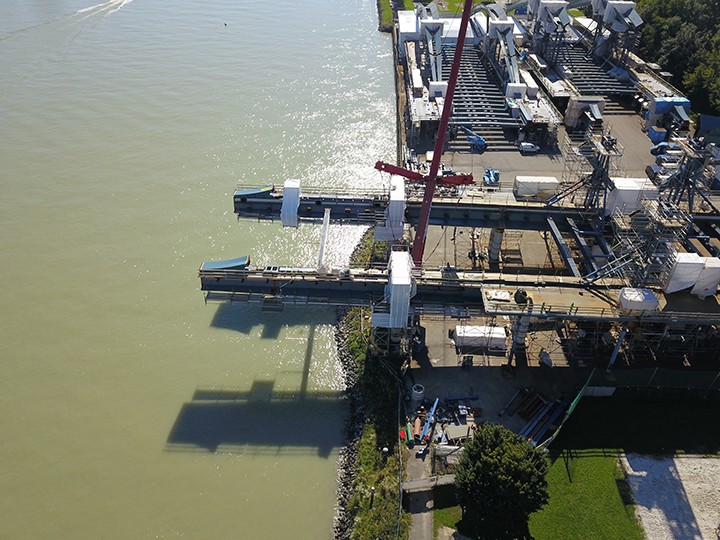 Stadt Linz / Hartl Beide Trägerelemente ragen über die Donau.