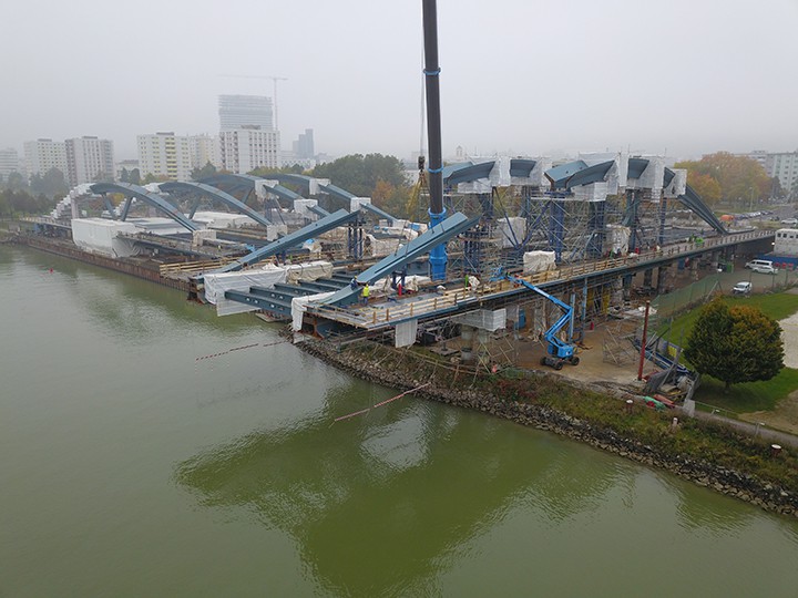 Schimetta Consult ZT GmbH Der an Land befindliche Brückenbogen kurz vor dem Lückenschluss.