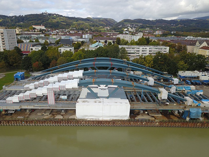 Die Tragwerke sind 15 Meter hoch und bestehen aus bis zu 60 Tonnen schweren Einzelelementen