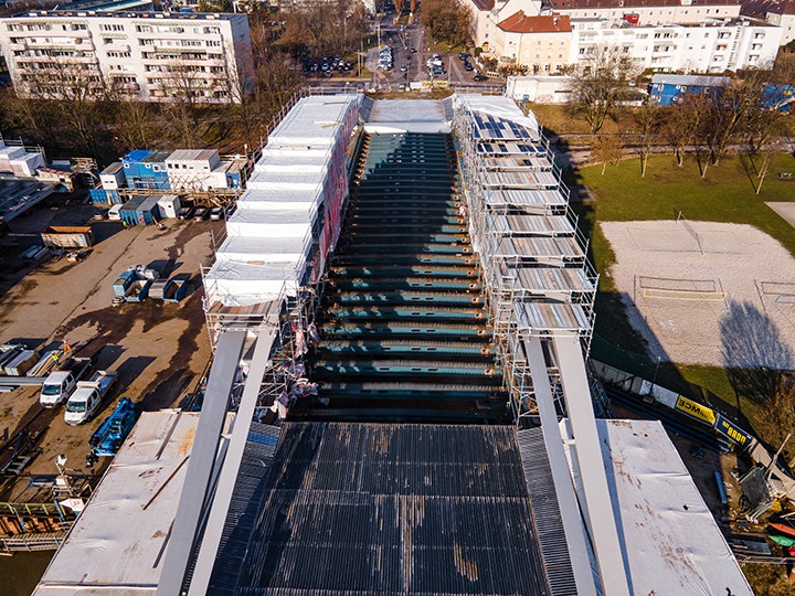 Stadt Linz / Heimo Pertlwieser Der nördliche Brückenbogen von der Wasserseite aus betrachtet.