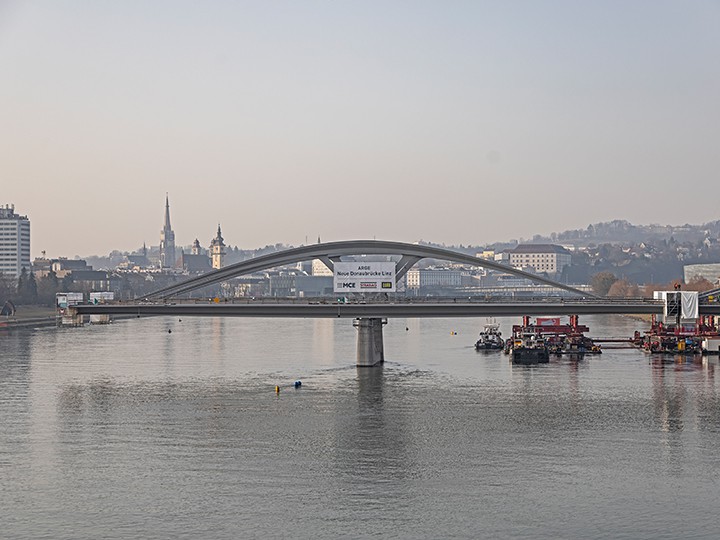 Stadt Linz / Hartl Der mittlere Brückenbogen hat seinen Platz bereits eingenommen.