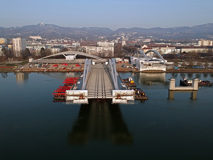 Stadt Linz / Hartl Blick vom Linzer Ufer auf den Einschwimm-Vorgang.