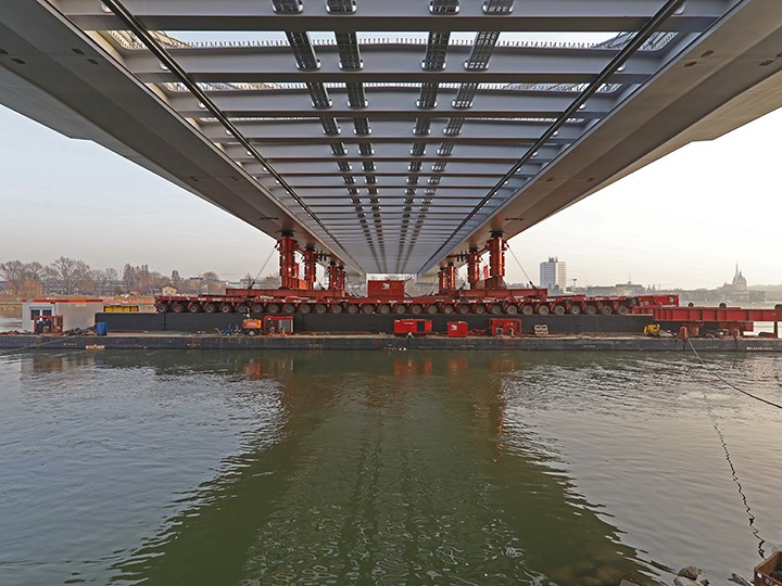 Stadt Linz / Hartl Blick von unten auf das gewaltige Tragwerk.