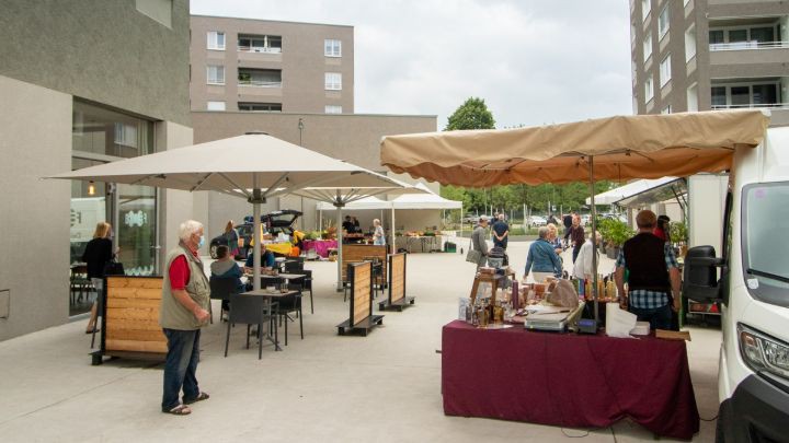 Kunde geht auf Marktstand zu