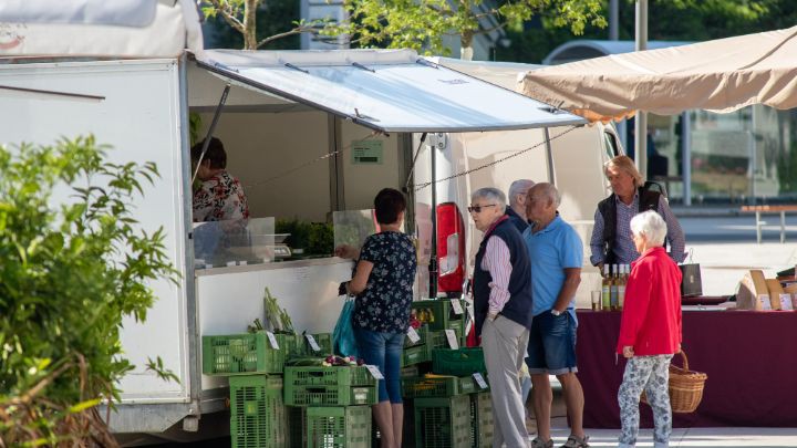 Mehrere Kunden warten vor einem Verkaufswagen