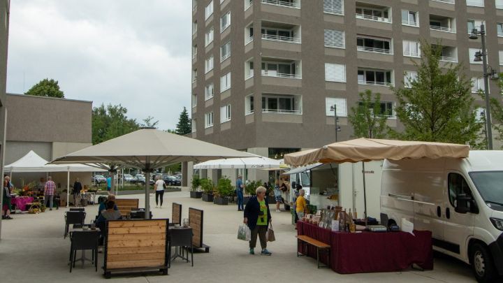 Marktstand gegenüber eines Gastgartens der dortigen Gastronomie