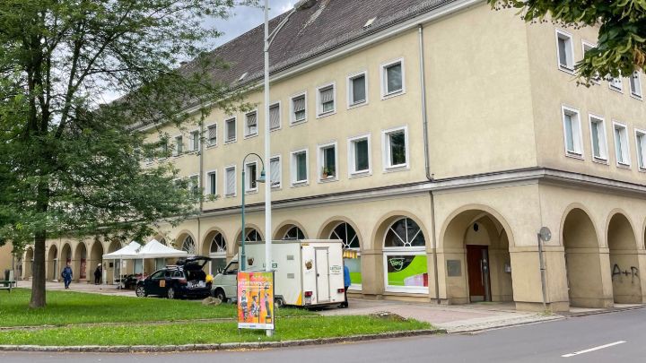 Ansicht aus der Entfernung der Marktstände