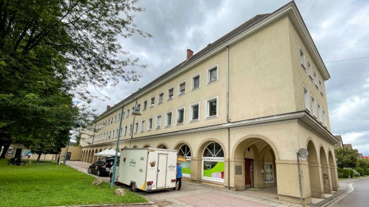 Markantes Haus und davor der Markt Spallerhof