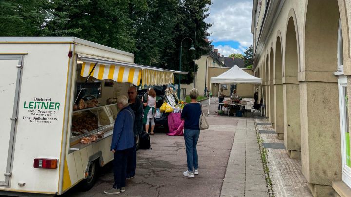 Die Marktstände hintereinander in der Gasse
