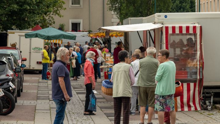 Wartende und plaudernde Marktkunden