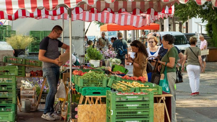 Gemüseverkäufer beim Verkauf