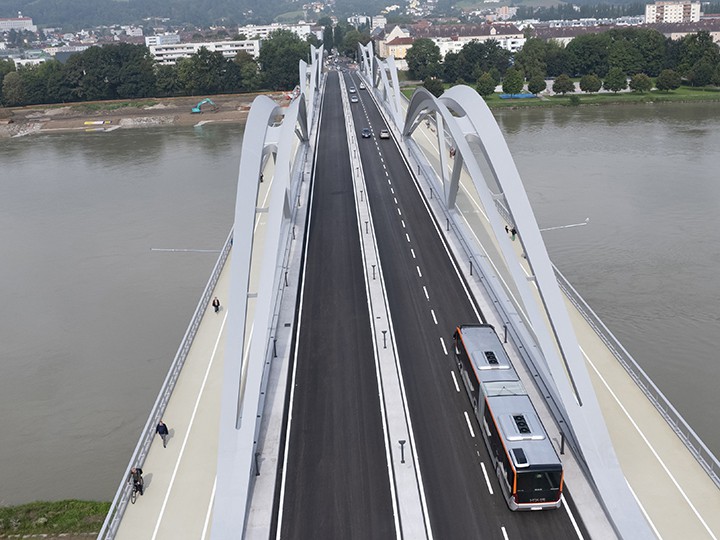 Linz AG Bus quert die neue Eisenbahnbrücke in Richtung Urfahr DJI_0117