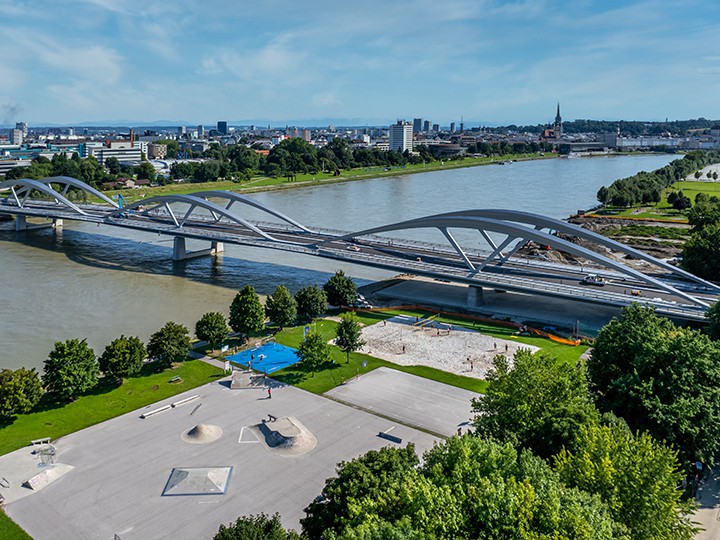 Stadt Linz / Heimo Pertlwieser Baustelle Neue Eisenbahnbrücke – Sicht auf Skaterplatz