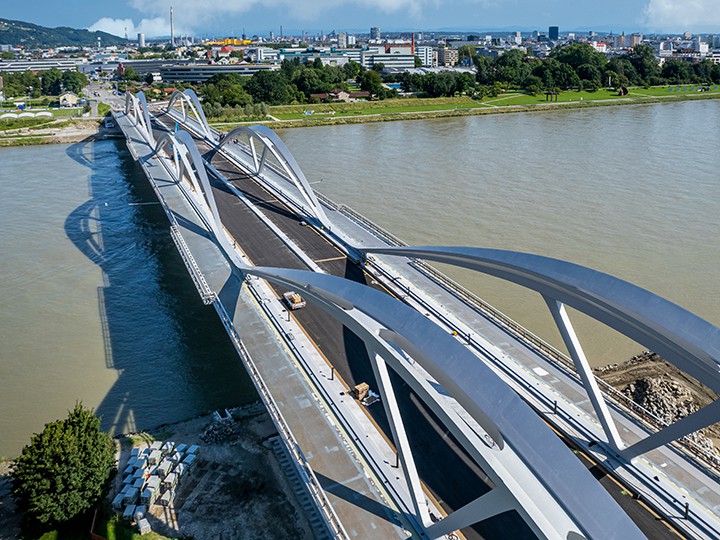 Stadt Linz / Heimo Pertlwieser Neue Eisenbahnbrücke – Vogelperspektive/Blick auf Donau