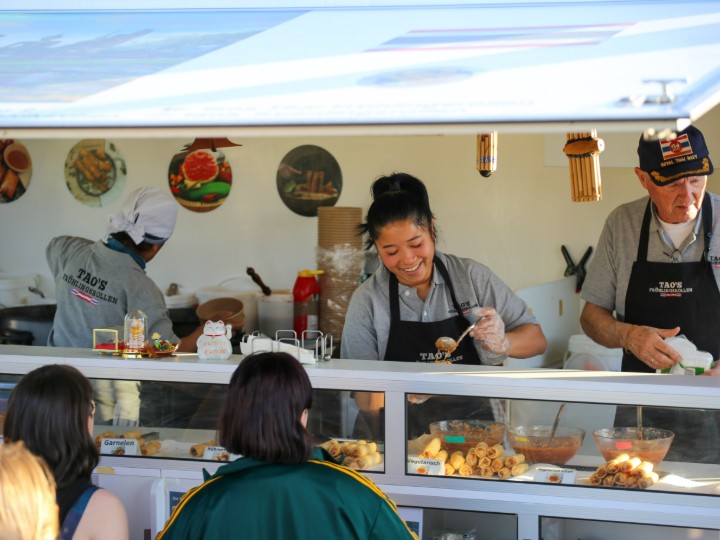 Imbiss_Taos_Fr_hlingsrollen_Erkan_Kadir_slider