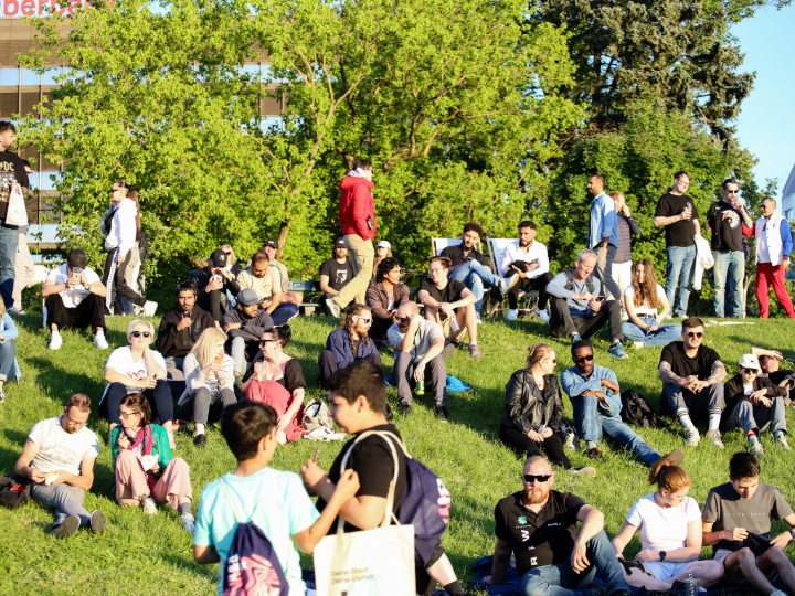 Menschen_an_der_Donaul_nde_Erkan_Kadir_slider