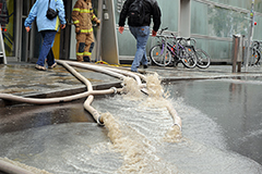 Rund um die Uhr im Einsatz standen sowohl die Berufsfeuerwehr Linz und alle vier Freiwilligen Feuerwehren, um die Folgen des Hochwassers 2013 einzudämmen.