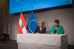 Bundesministerin Leonore Gewessler (l.) und Klimastadträtin Mag.a Eva Schobesberger (r.), Foto: BMK/ Cajetan Perwein