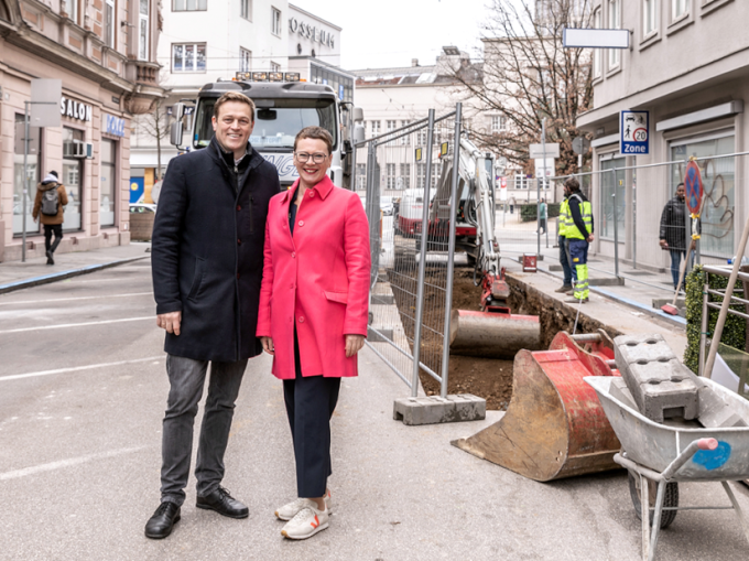 Besichtigung der Bauarbeiten in der Schillerstraße: Auch das Umweltressort des Landes OÖ unterstützt die Linzer Baumoffensive, Foto: Land OÖ  