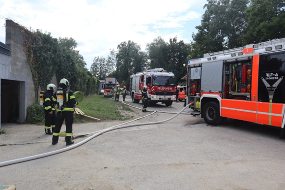 Rüstlöschfahrzeuge der Freiwilligen Feuerwehr und der Linzer Berufsfeuerwehr bei ei-nem gemeinsamen Einsatz 2024. Foto: BFL