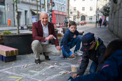 Vizebürgermeister Martin Hajart mit Kindern. Foto: Sophia Lübke