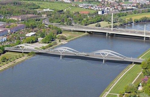 Seitenansicht der neuen Brücke