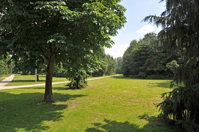 Der Heilham-Park in Urfahr lädt zum Spaziergehen im Grünen ein.