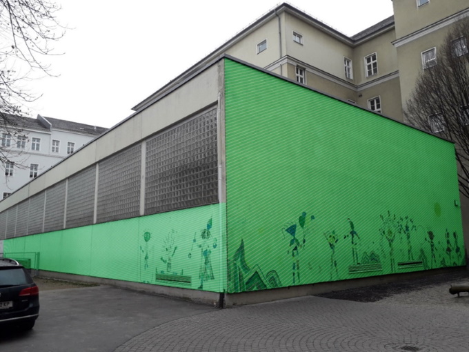 Visualisierung (grün schraffierte Fläche) – bodengebundene Fassadenbegrünung an der Außenwand Turnsaalgebäude Goetheschule VS 8	 soll vor allem in den Sommermonaten für Abkühlung sorgen. Foto: Stadt Linz